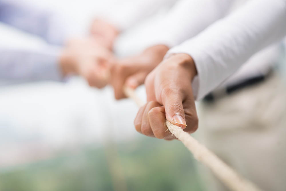 työtoverit vetävät yhtä köyttä